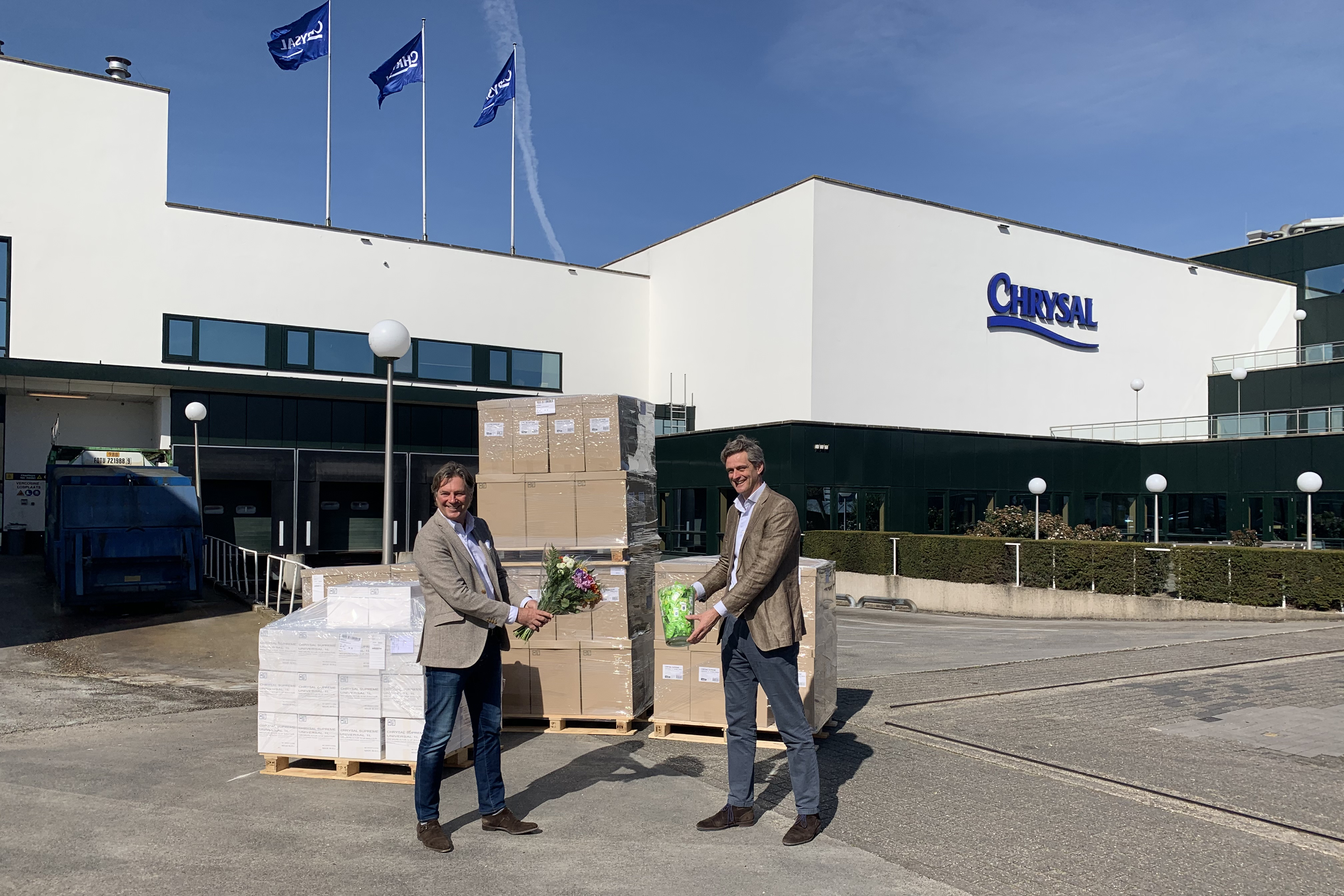 Marcel Zandvliet van DFG ontvangt de bloemenvoeding uit handen van Sales Director Hugo Kolff van Chrysal